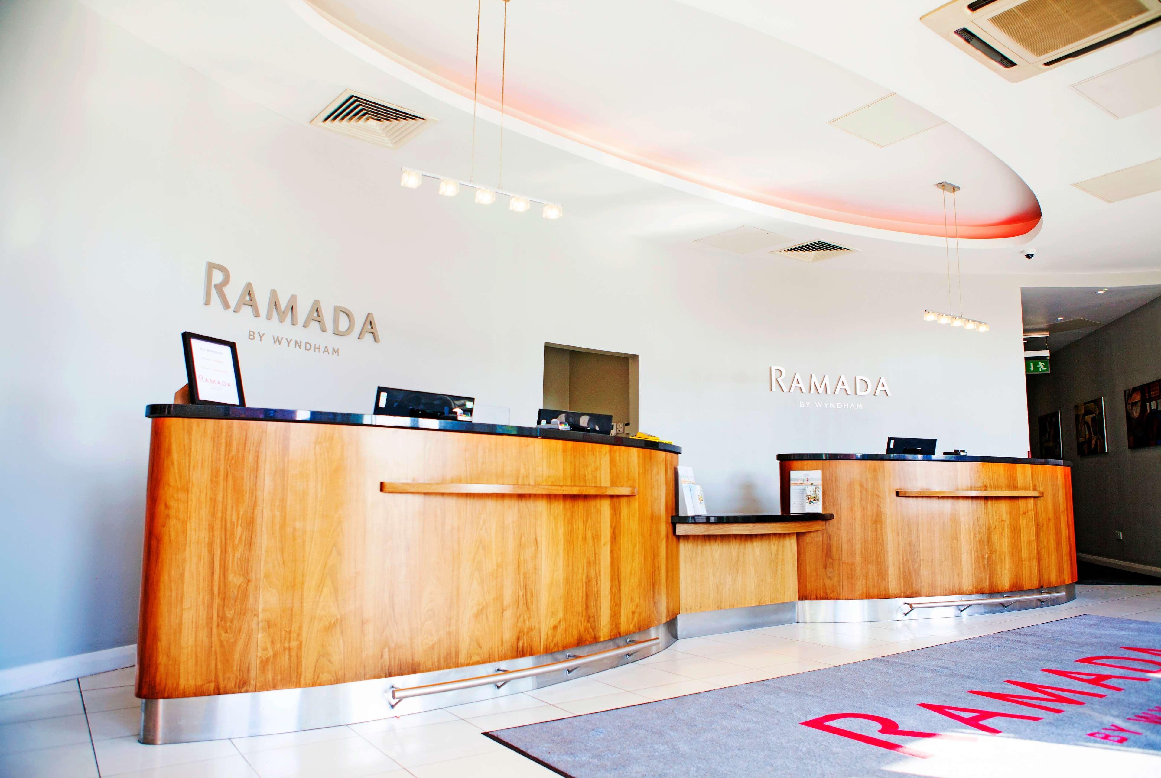 Ramada By Wyndham Belfast Hotel Exterior foto